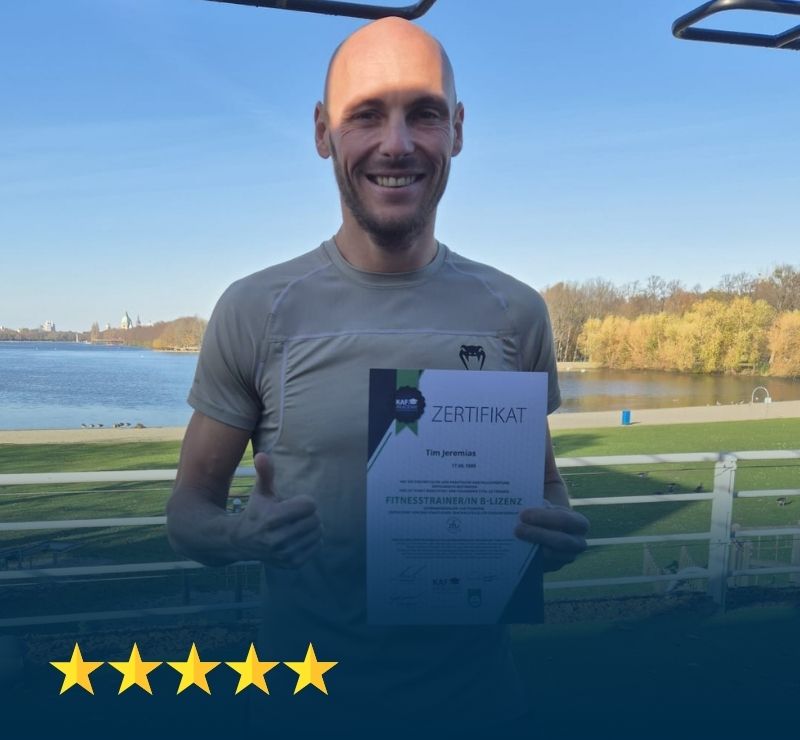 Mann Tim hält Fitnesstrainer B-Lizenz Zertifikat am See, fünf goldene Sterne Bewertung