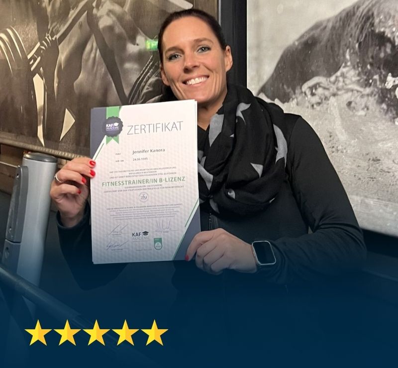 Frau Jennifer hält Fitnesstrainer B-Lizenz Zertifikat im Büro, fünf goldene Sterne Bewertung