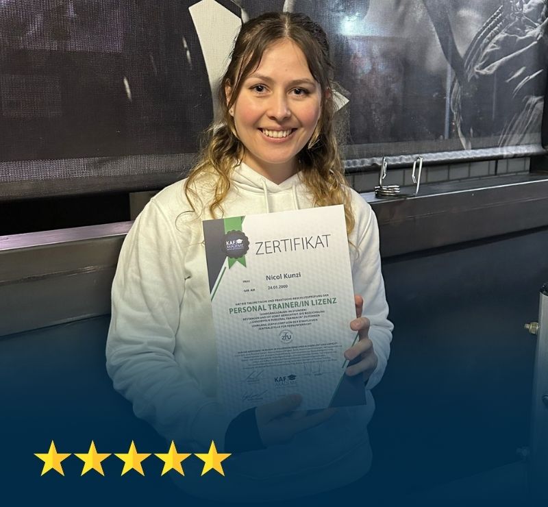Junge Frau Nicol mit Personal Trainer Lizenz-Zertifikat, fünf goldene Sterne Bewertung darunter