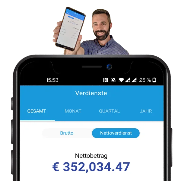 Mann mit Smartphone zeigt Verdienst-Dashboard, Nettobetrag 352.034,47 Euro