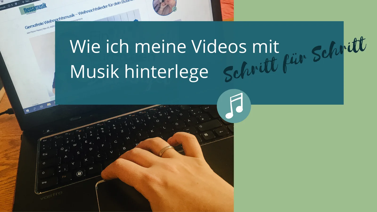 FLESSAMUSIK Weihnachtspaket – Weihnachtsmusik als MP3-Download 6 Laptop-Bildschirm mit Website und Hand auf Tastatur, Text zur Musikintegration in Videos