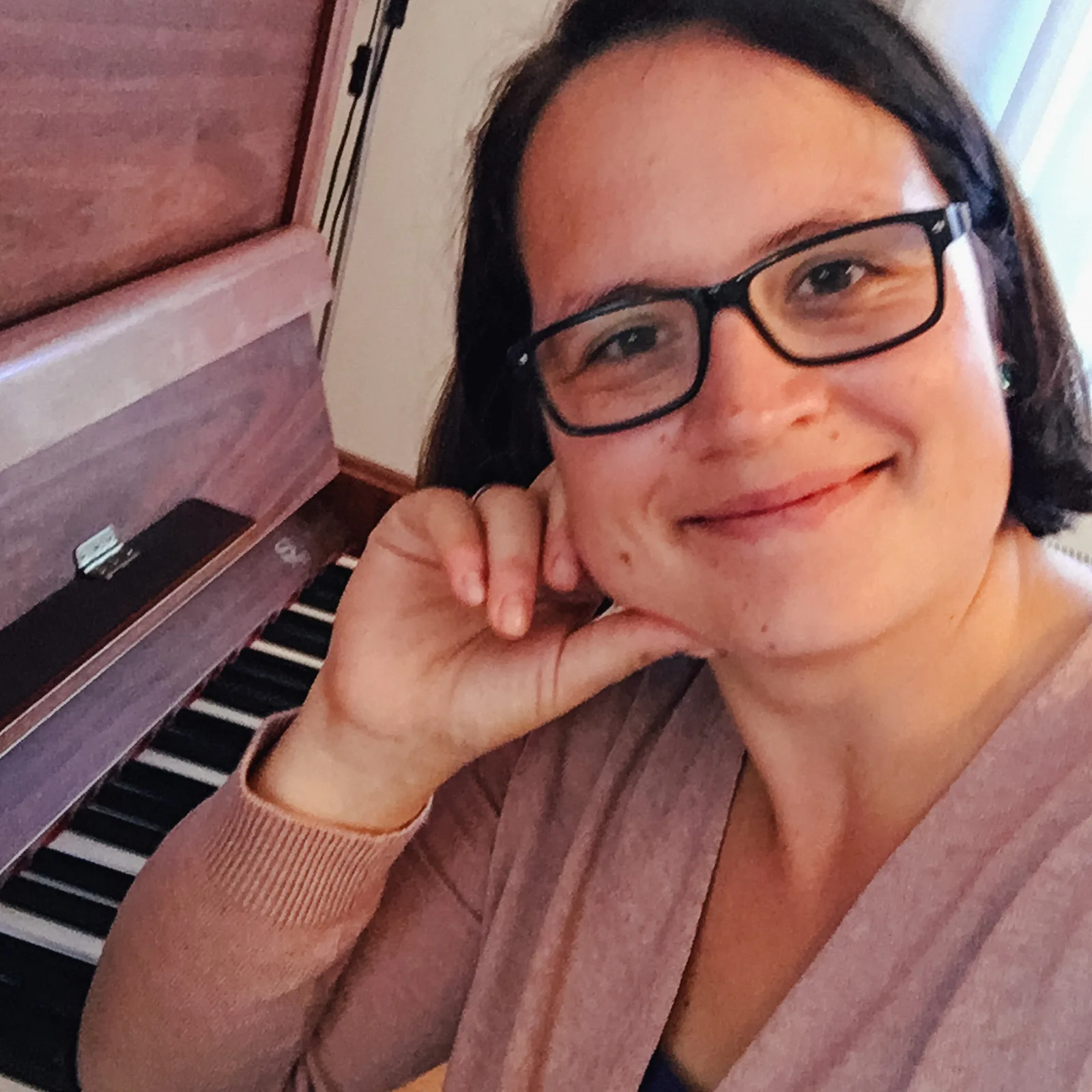 FLESSAMUSIK Weihnachtspaket – Weihnachtsmusik als MP3-Download 2 Marie Flessa sitzt am Klavier und lächelt in die Kamera