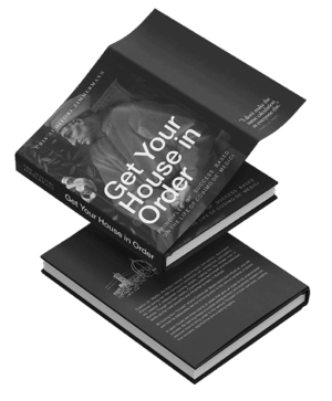 Buch-Mockup mit schwarzem Cover, Titel Get Your House in Order, übereinander gestapelte Buchausgaben