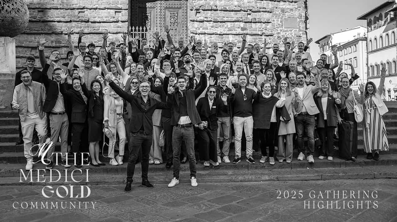 Große Gruppe Menschen mit erhobenen Armen auf historischem Platz vor Steingebäuden, schwarz-weiß