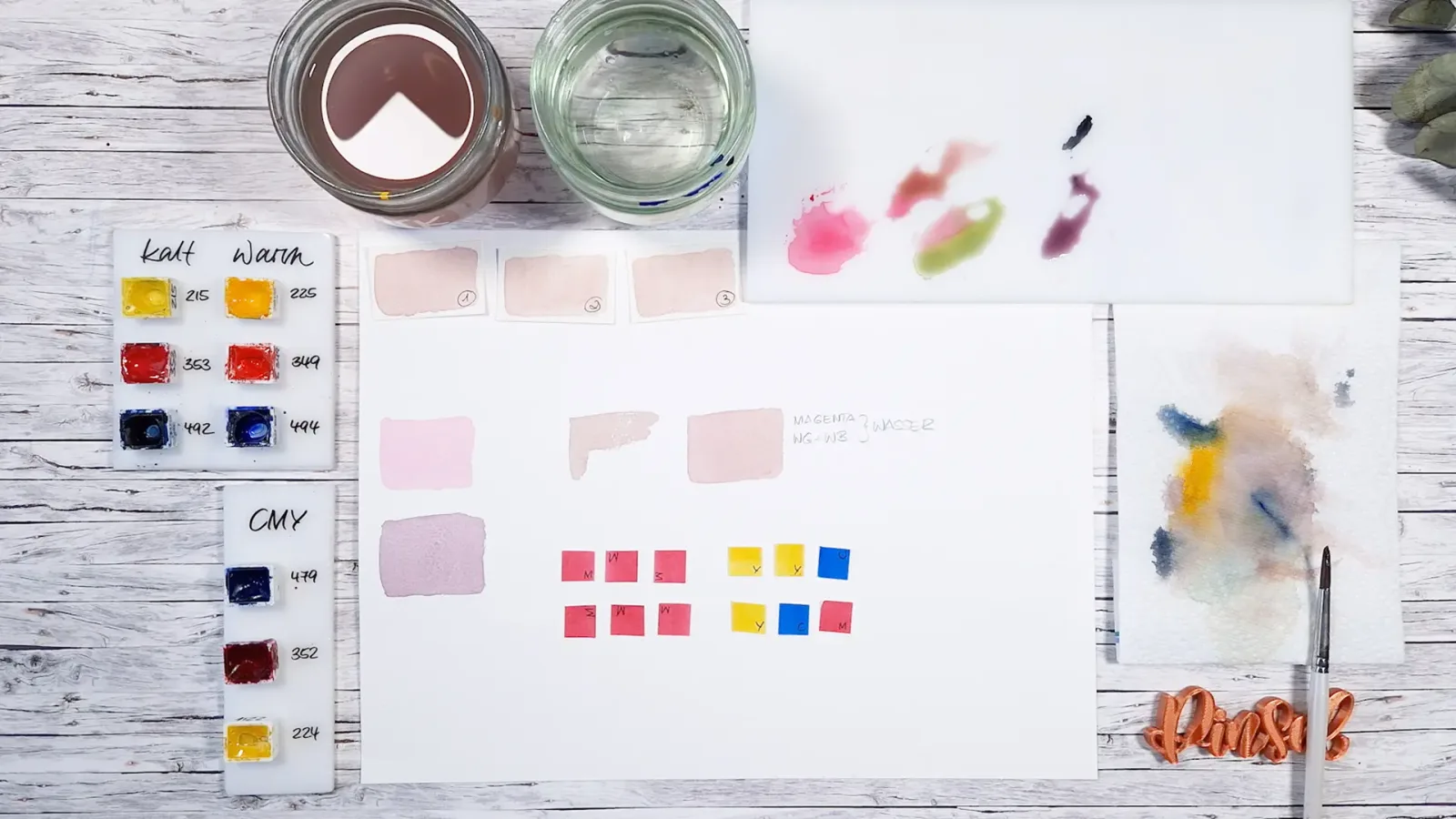 Aquarellmischungen in Gläsern und auf Papier, Demonstrationsmuster für Altrosa-Farbtöne mit Farbcodes