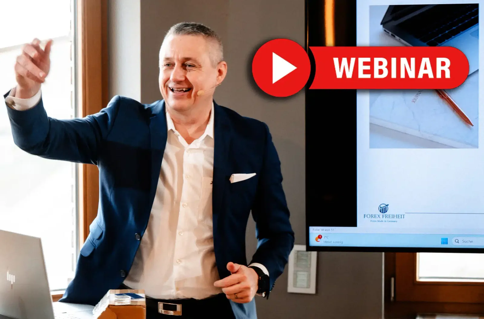 Jürgen Wechsler präsentiert vor Bildschirm mit Webinar-Logo und Forex Freiheit Branding