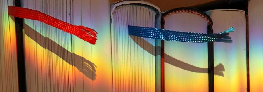 Teaser-Banner mit bunten Lichtstrahlen und Kameraobjektiven