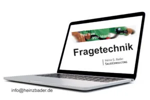 Laptop-Mockup mit Fragetechnik-Kurs-Cover und Buchtitel auf dem Bildschirm