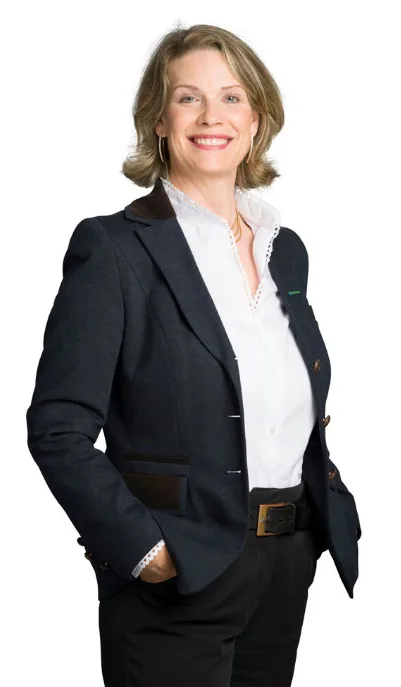 Nina Hartmann Portrait im Business-Outfit vor weißem Hintergrund