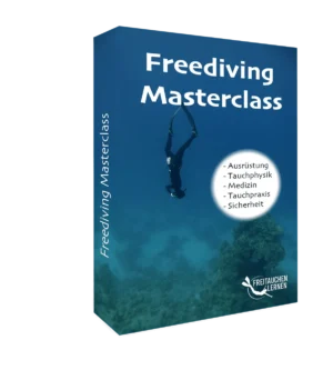 Freediving Masterclass Box mit Freitaucher unter Wasser, blauem Hintergrund und Korallenriff