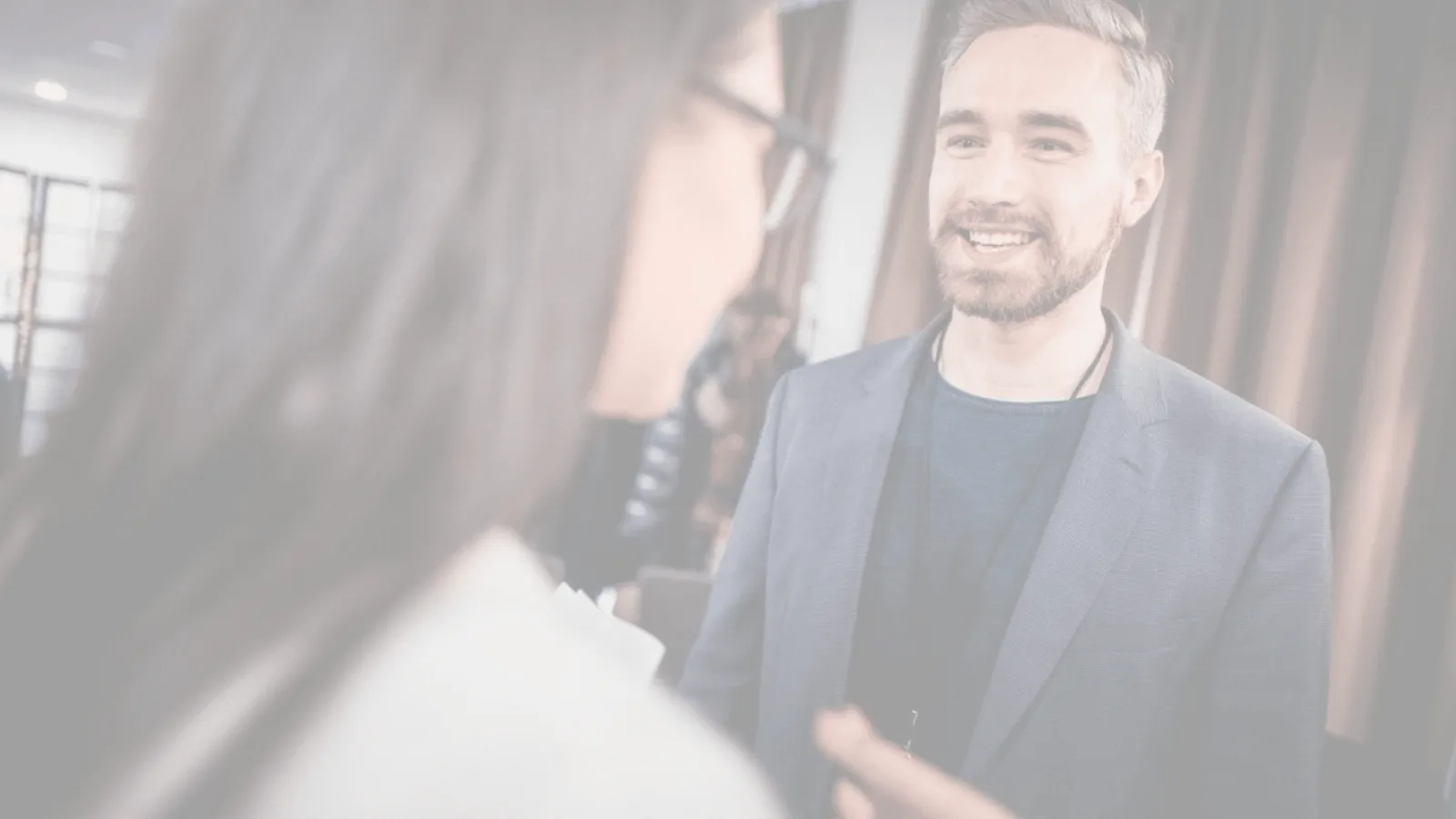Freedom Business Engine – Videokurs zur Selbstständigkeit 10 Michel Müller im Büro-Setting, Geschäftsumgebung