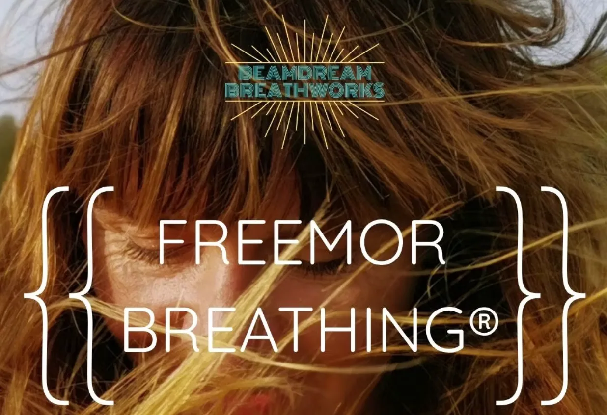 Freemor Breathing Galerie-Bild mit Frauenhaaren, Beamdream Logo und Produktname in Klammern