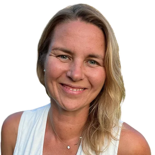 Franziska Zimmermann, blonde Frau in weißem Top vor hellem Hintergrund