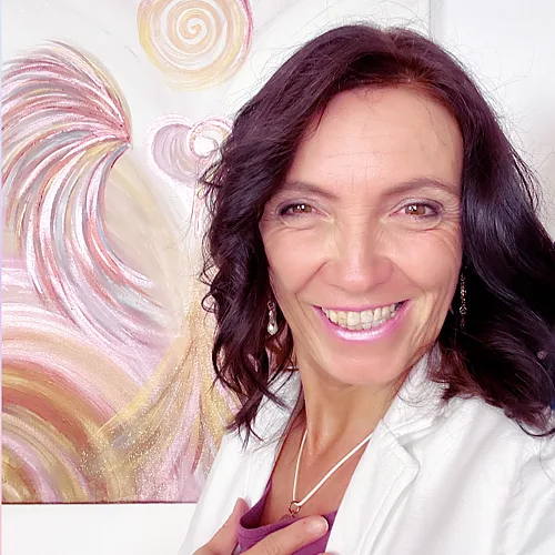 Porträt Frau mit langen violetten Haaren, rosa Lippenstift, weiße Jacke, abstrakte Spiralen-Grafik im Hintergrund