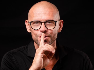 Markus Rimser mit Finger vor Mund, persönliche Betreuung und Coaching