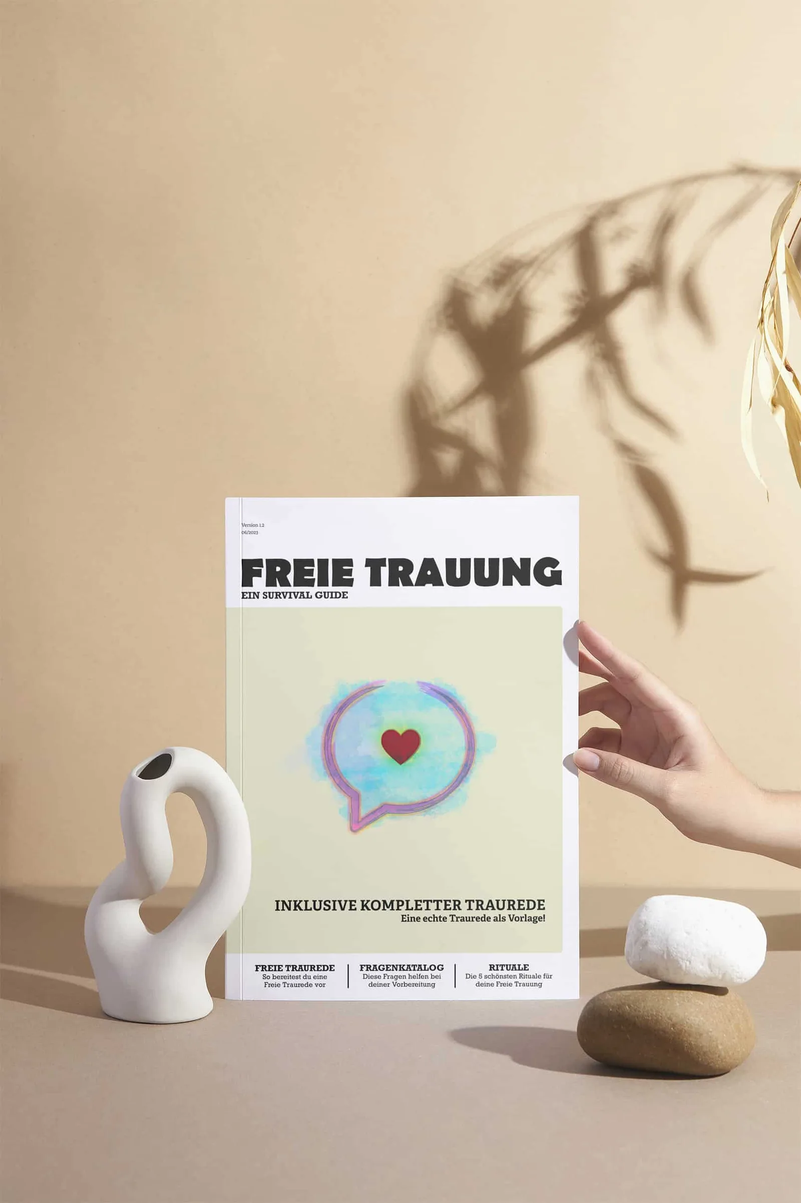 Freie Trauung eBook Cover auf beigem Untergrund mit weißem Objekt, Hand, Steinen und Pflanzenschatten, 1666x2500px