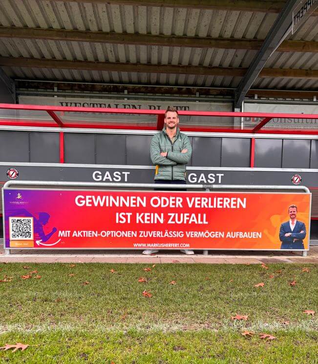 Werbebande im Fußballstadion mit Markus Herfert und Text Gewinnen oder Verlieren ist kein Zufall, Mit Aktien-Optionen zuverlä