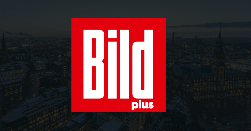 Bild+ Logo mit rotem Quadrat und weißer Schrift auf Cityscape-Hintergrund