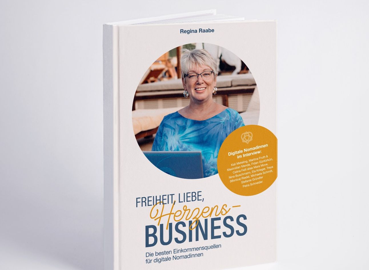 Buchcover Freiheit Liebe Herzensbusiness mit Autorin Regina Raabe in Nahaufnahme