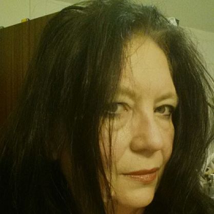 Porträtfoto Silvia Wolf, Frau mit dunklen Haaren