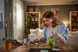 Frugal Freedom Book Cover – Frau schreibt an Schreibtisch mit Notizbuch, Kaffee und grünem Apfel