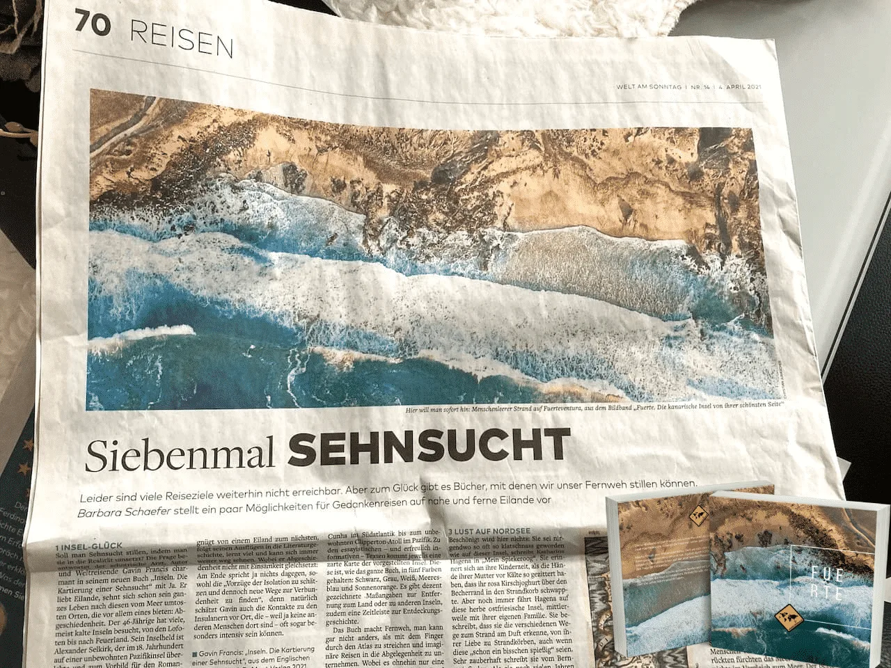 Welt am Sonntag Artikel über Fuerteventura mit großer Luftaufnahme der Küste und dem Bildband-Cover, Headline Siebenmal SEHNS