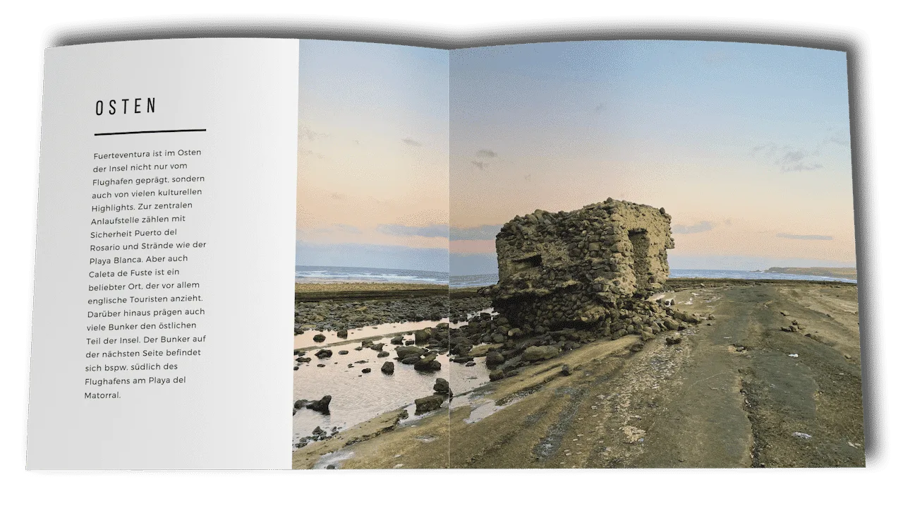 Bildband-Seite Osten mit Textabschnitt und Großfoto einer Felsformation (Caleta de Fuste) an flacher Küste bei Sonnenuntergan
