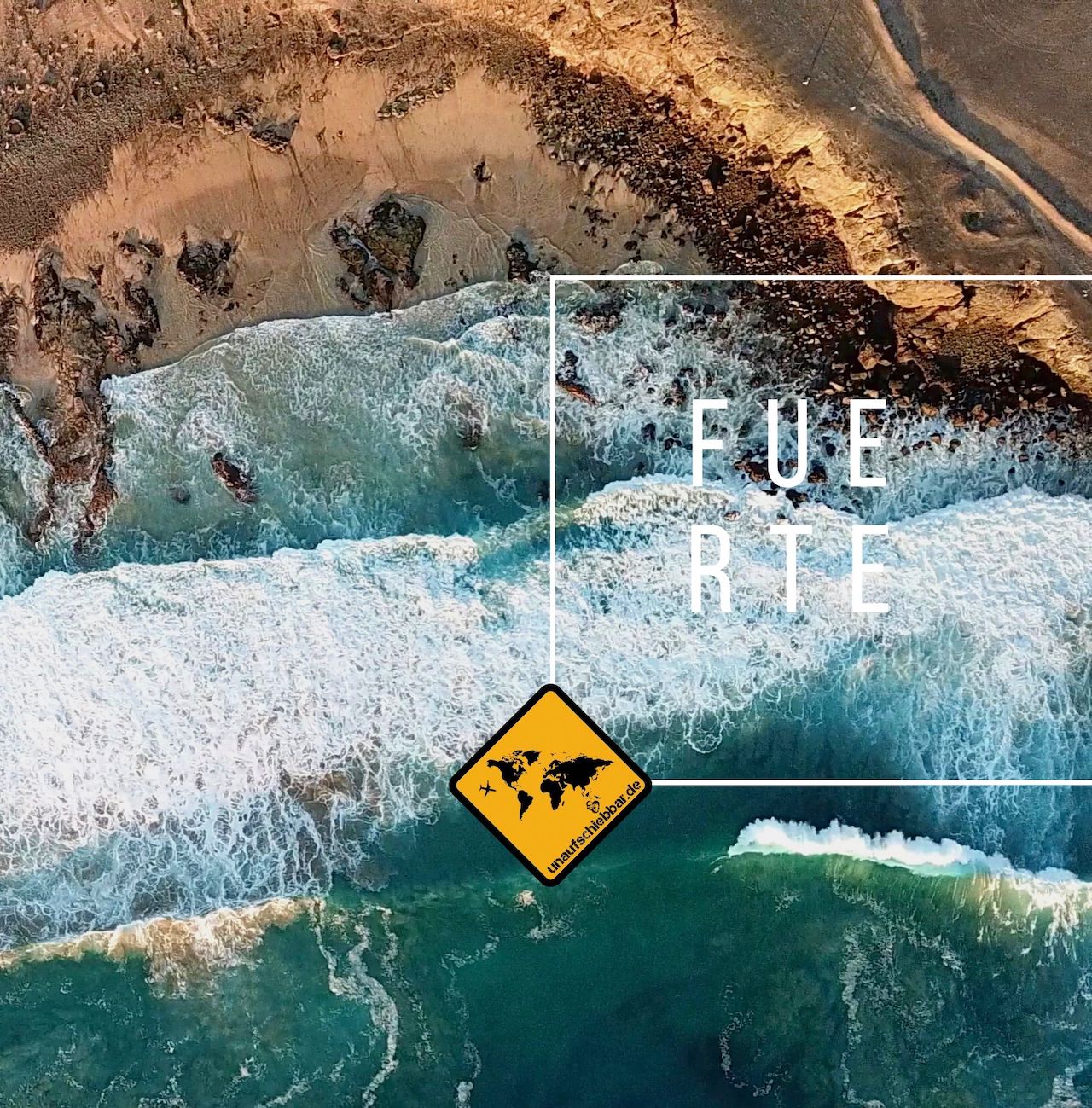 Luftaufnahme Fuerteventura Strand mit Dünen, Wellen und Felsenküste, diagonal aufgenommene Perspektive mit weißem Text FUERTE