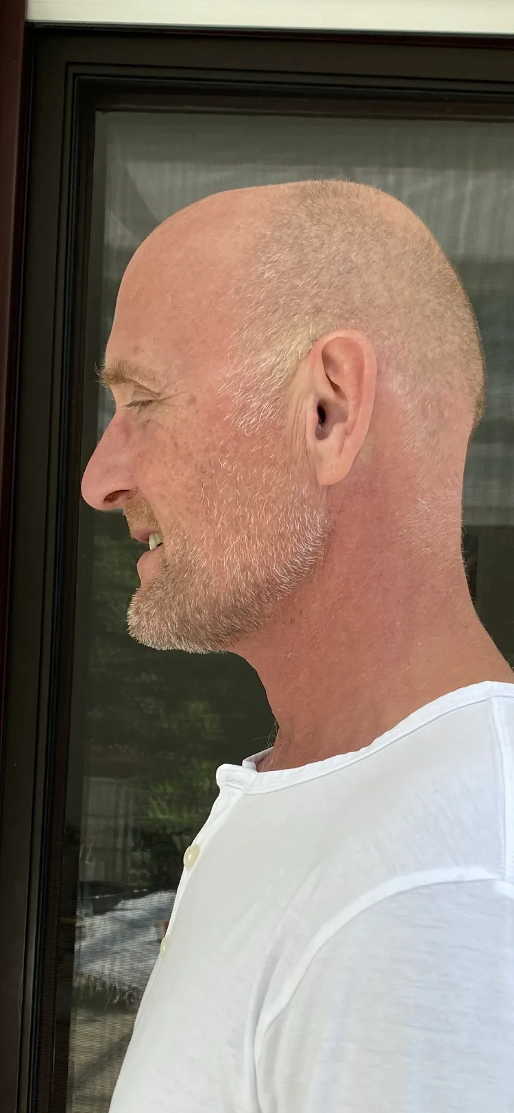 Mann im Profil mit schwarzem Rahmen, Fenster-Hintergrund