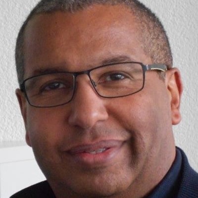 Daniel Frei, Portrait mit Brille auf weißem Hintergrund