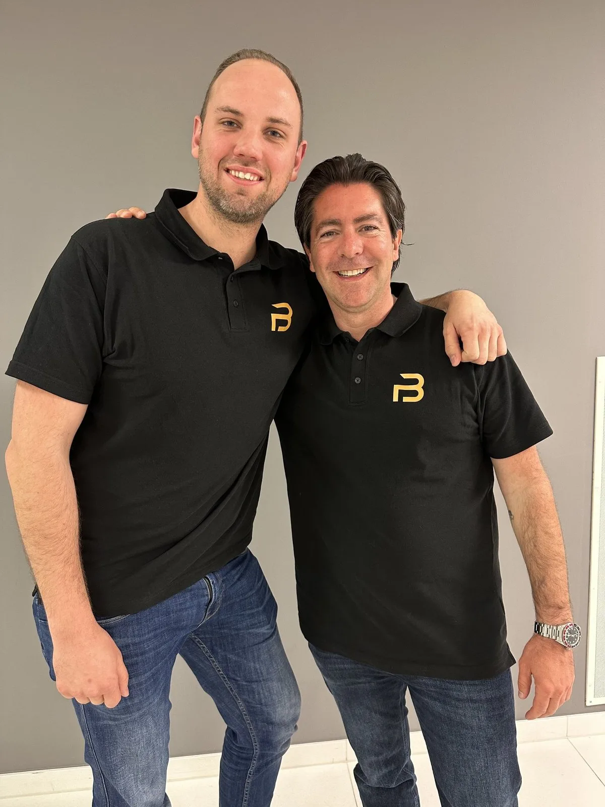 Daniel und Fabian, Gründer von Profit Buddies, in schwarzen Poloshirts mit Logo