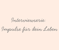 Titelblatt der Interviewserie Impulse für dein Leben mit handschriftlicher Schrift auf beigem Hintergrund