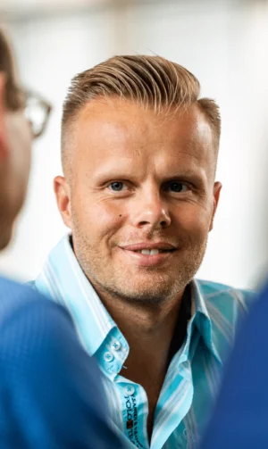 Porträt von Gunnar Kessler in blauem Hemd mit Logo-Details, direkter Blick in die Kamera