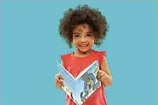 Ganzheitliches Online-Programm für Eltern – Erziehungskurs 7 Kind mit Afro-Frisur hält Buch vor blauem Hintergrund