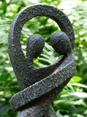 Steinskulptur zweier verbundener Hände in Herzform, Meditation Beziehungen heilen