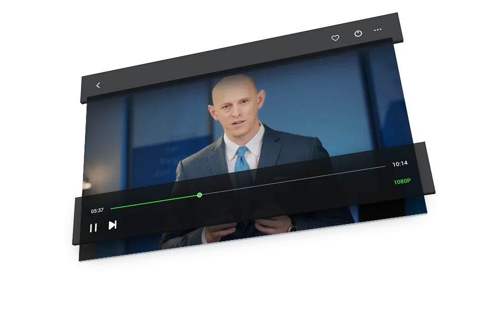 Videokurs-Screenshot mit Trainer im blauen Anzug und Krawatte, Player-Kontrollen und Fortschrittsanzeige