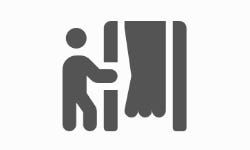 Icon einer Person, die an einer geschlossenen Tür klopft, symbolisiert Vorstellungsgespräch