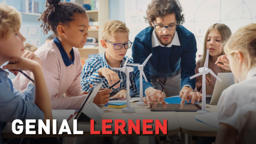 Schulkinder und Lehrerin mit Windmühlen-Modellen am Tisch, Genial Lernen Kurs