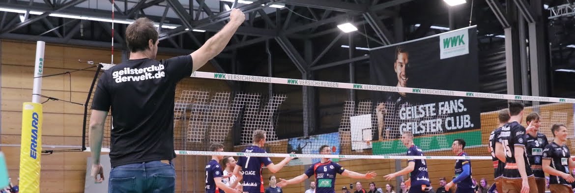 Max Hauser bei Volleyball-Training mit Team in Sporthalle