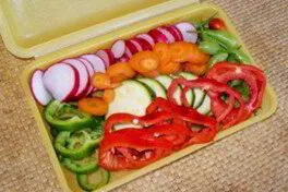 Lunchbox mit gesunder veganer Mahlzeit zum Mitnehmen