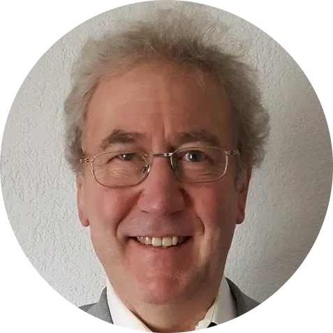 Rundes Portrait eines älteren Mannes mit weißen Haaren, Brille und Anzug