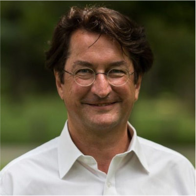 Porträt Peter Hauschild, Mann mit braunem Haar vor grünem Hintergrund