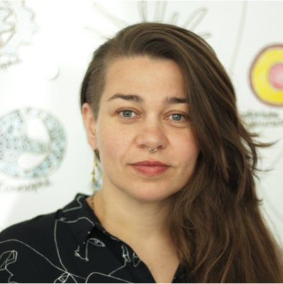 Porträt von Berit mit langen braunen Haaren und schwarzem Oberteil