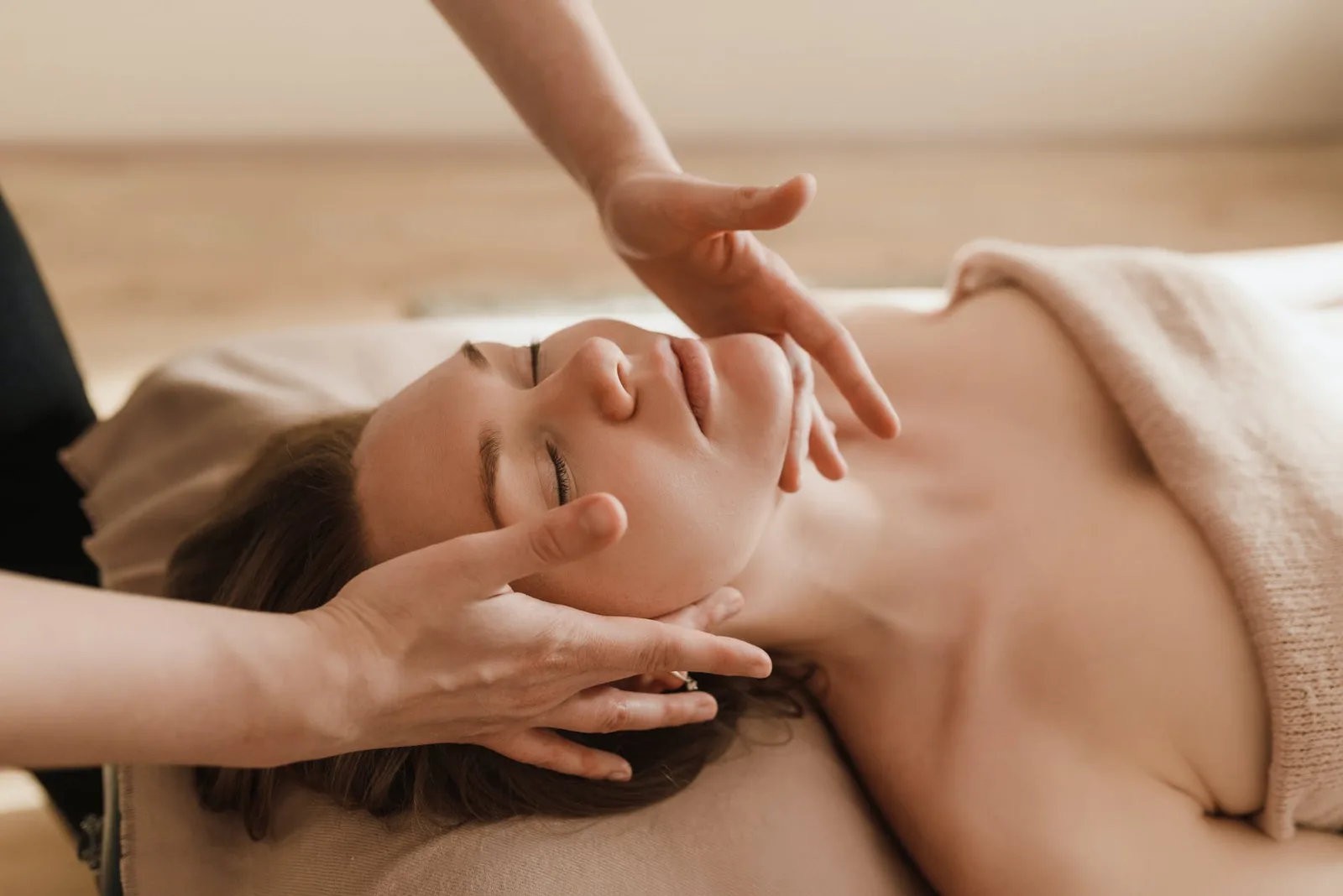 Gesundheitscoaching – Coaching für Stressresilienz 4 Frau bei Entspannungsübung für Somatic Release Coaching