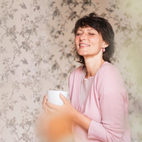 Frau genießt Moment in der Natur, Audio-Programm für Körper und Ernährung