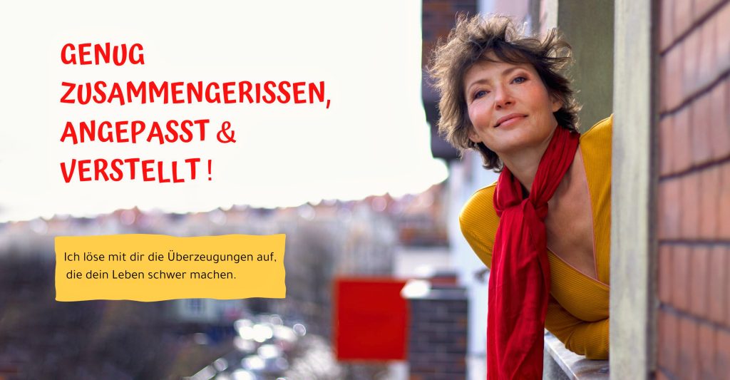Frau sitzt entspannt in Naturumgebung, Thema Gesundheitscoaching und positive Glaubenssätze