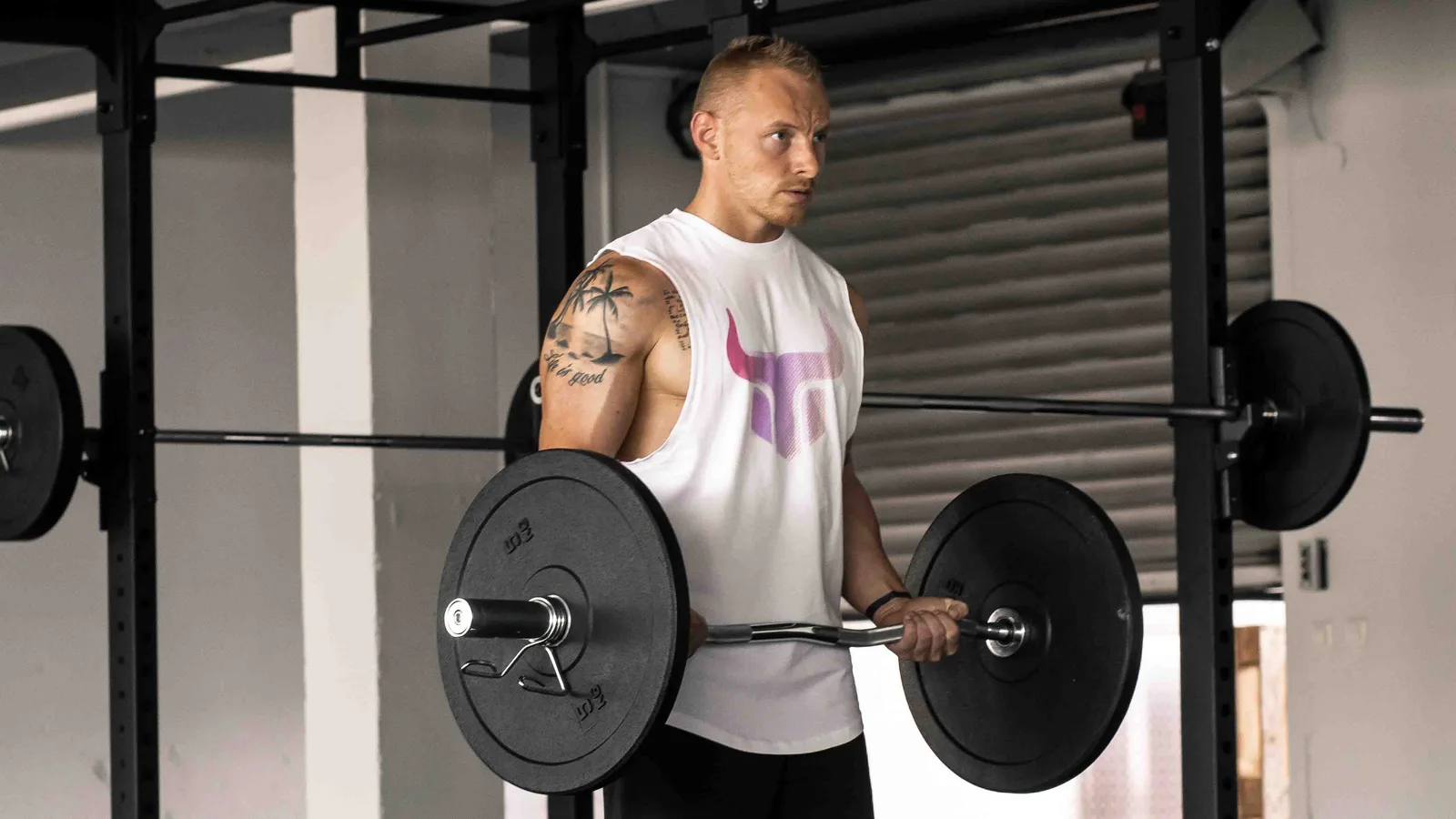 Muskulöser Mann beim Langhantel-Deadlift im Gym mit Hantel und Kette