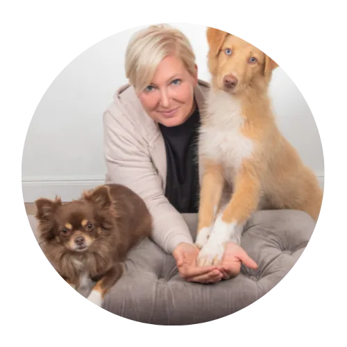 Katharina mit zwei Hunden, Porträtfoto im Kreis