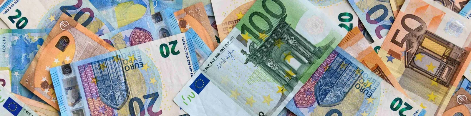Nahaufnahme von Euro Geldscheinen in verschiedenen Werten