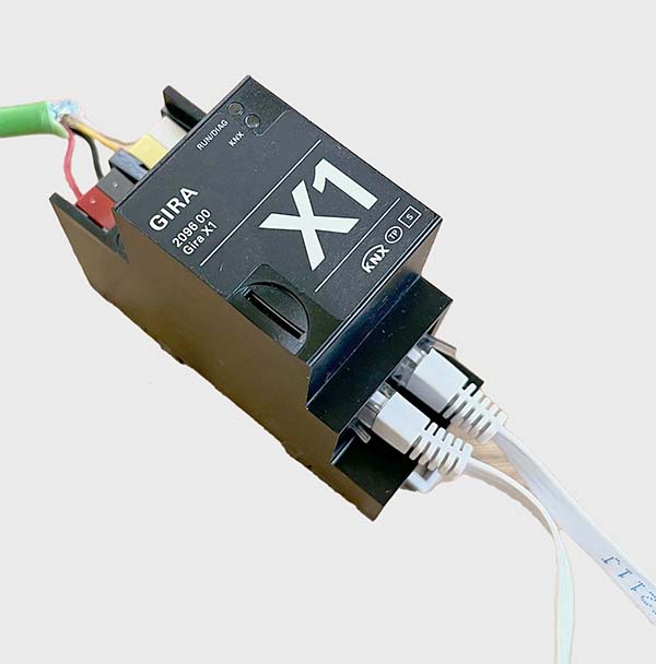 Gira X1 programmieren – 2h Videokurs Klickanleitung von Frank Völkel 5 Gira X1 Netzwerk-Anschlüsse und KNX-Stecker mit Stromversorgungskabel
